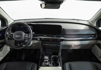 Подержанный автомобиль Kia Carnival 2022 года (9 фото)