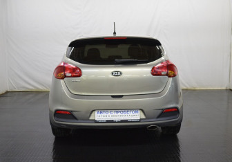 Подержанный автомобиль Kia Ceed Hatchback 2015 года (6 фото)