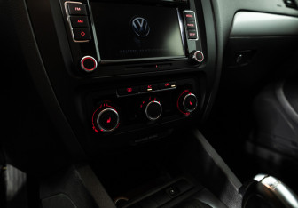 Подержанный автомобиль Volkswagen Jetta Sedan 2011 года (15 фото)