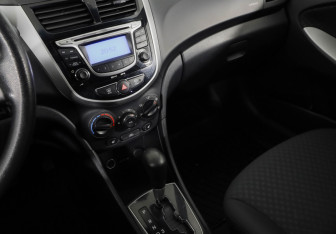 Подержанный автомобиль Hyundai Solaris Hatchback 2012 года (16 фото)