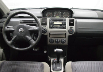 Подержанный автомобиль Nissan X-Trail 2006 года (14 фото)