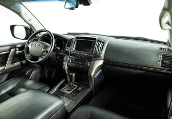 Подержанный автомобиль Toyota Land Cruiser Suv 2011 года (9 фото)