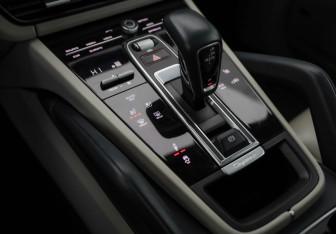 Подержанный автомобиль Porsche Cayenne 2019 года (21 фото)
