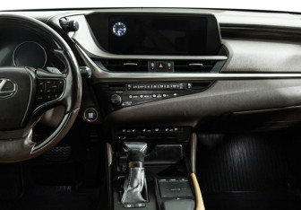 Подержанный автомобиль Lexus ES 2018 года (14 фото)