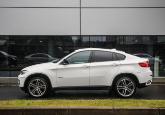 Подержанный автомобиль BMW X6 2013 года (9 фото)