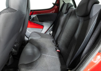 Подержанный автомобиль Peugeot 107 2008 года (10 фото)