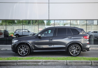 Подержанный автомобиль BMW X5 2019 года (9 фото)