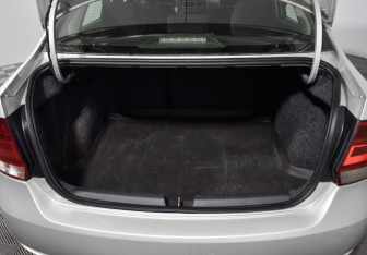 Подержанный автомобиль Volkswagen Polo Sedan 2011 года (16 фото)