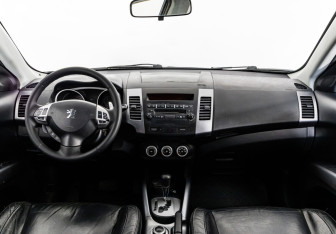 Подержанный автомобиль Peugeot 4007 2008 года (10 фото)