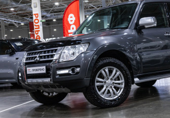 Подержанный автомобиль Mitsubishi Pajero 2017 года (2 фото)