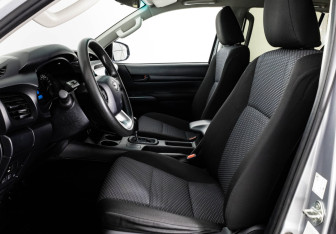 Подержанный автомобиль Toyota Hilux 2022 года (18 фото)