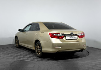 Подержанный автомобиль Toyota Camry Sedan 2012 года (7 фото)