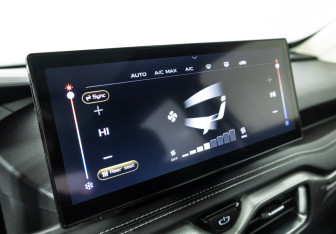 Подержанный автомобиль Geely Okavango 2023 года (19 фото)