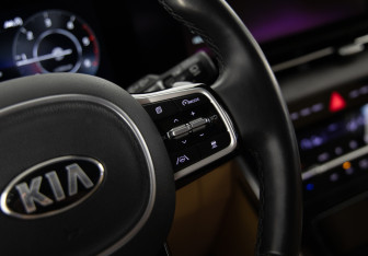 Подержанный автомобиль Kia Carnival 2020 года (21 фото)