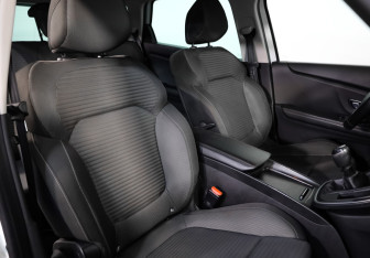 Подержанный автомобиль Renault Scenic 2018 года (16 фото)