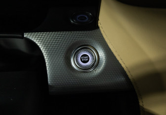 Подержанный автомобиль Hongqi H5 2023 года (20 фото)