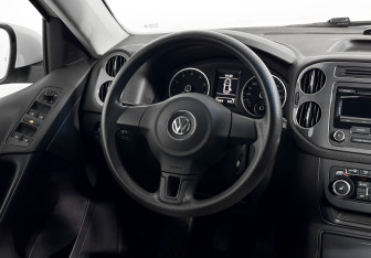 Подержанный автомобиль Volkswagen Tiguan 2012 года (14 фото)