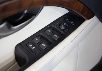 Подержанный автомобиль Volvo XC70 2012 года (15 фото)