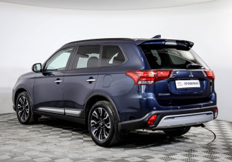 Подержанный автомобиль Mitsubishi Outlander 2021 года (7 фото)