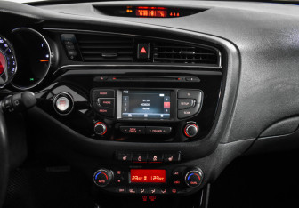 Подержанный автомобиль Kia Ceed Hatchback 2015 года (17 фото)