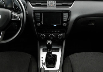 Подержанный автомобиль Skoda Octavia Liftback 2016 года (13 фото)
