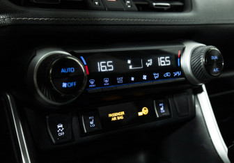 Подержанный автомобиль Toyota RAV4 2021 года (19 фото)