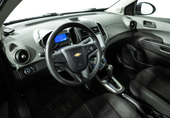 Подержанный автомобиль Chevrolet Aveo Hatchback 2014 года (11 фото)
