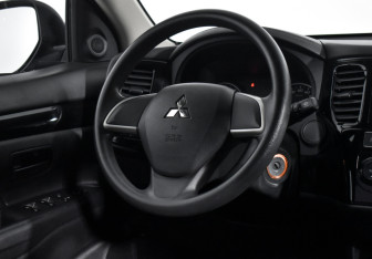 Подержанный автомобиль Mitsubishi Outlander 2019 года (15 фото)