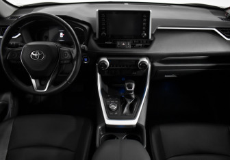 Подержанный автомобиль Toyota RAV4 2020 года (20 фото)