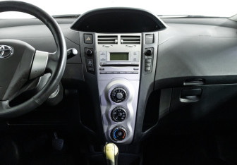 Подержанный автомобиль Toyota Yaris Hatchback 2006 года (14 фото)