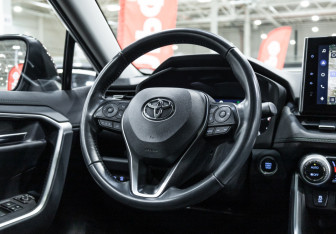 Подержанный автомобиль Toyota RAV4 2022 года (17 фото)
