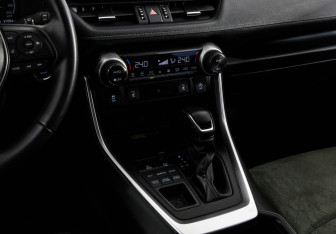 Подержанный автомобиль Toyota RAV4 2023 года (16 фото)