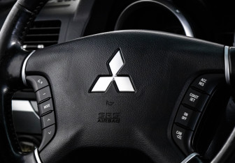 Подержанный автомобиль Mitsubishi Pajero 2013 года (11 фото)