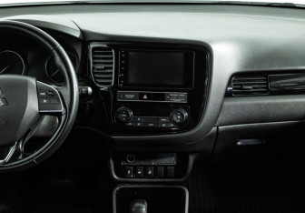 Подержанный автомобиль Mitsubishi Outlander 2019 года (14 фото)