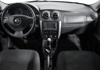 Подержанный автомобиль Nissan Almera Sedan 2014 года (14 фото)