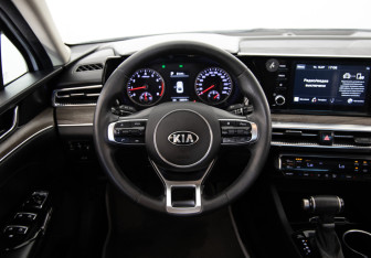 Подержанный автомобиль Kia K5 2020 года (10 фото)