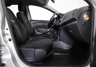 Подержанный автомобиль Renault Sandero 2015 года (18 фото)