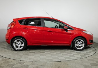 Подержанный автомобиль Ford Fiesta Hatchback 2015 года (4 фото)