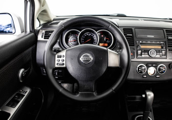 Подержанный автомобиль Nissan Tiida Hatchback 2010 года (11 фото)