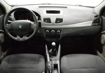 Подержанный автомобиль Renault Fluence 2012 года (14 фото)