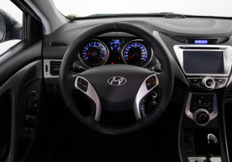 Подержанный автомобиль Hyundai Elantra Sedan 2012 года (10 фото)