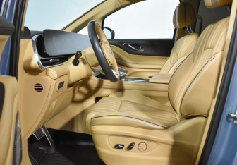 Подержанный автомобиль Voyah Dream 2023 года (10 фото)