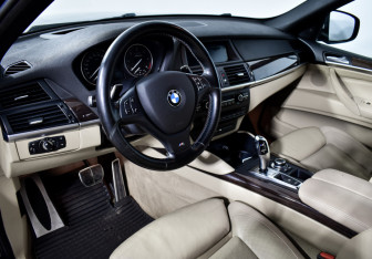 Подержанный автомобиль BMW X5 2012 года (9 фото)