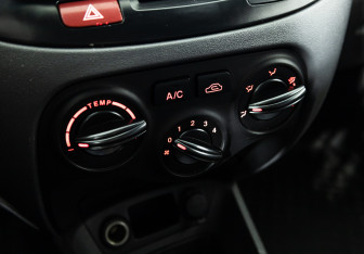 Подержанный автомобиль Kia Rio Hatchback 2011 года (16 фото)