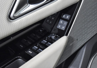 Подержанный автомобиль Land Rover Range Rover Velar 2021 года (10 фото)