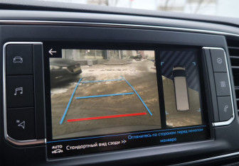 Подержанный автомобиль Peugeot Traveller 2018 года (22 фото)