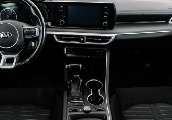 Подержанный автомобиль Kia K5 2021 года (16 фото)