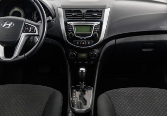 Подержанный автомобиль Hyundai Solaris Hatchback 2012 года (13 фото)