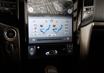 Подержанный автомобиль Toyota Land Cruiser Suv 2011 года (19 фото)