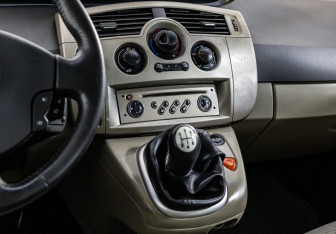 Подержанный автомобиль Renault Scenic 2006 года (11 фото)